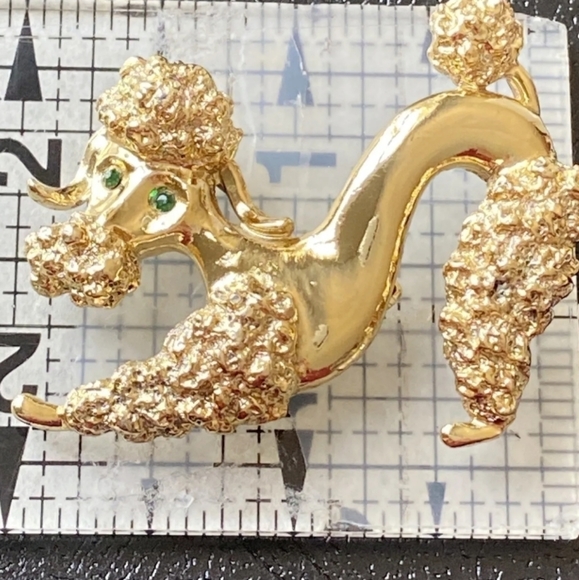 VINTAGE 1950's Gold Playful Green Eyed Poodle Brooch Pin By Gerry - Picture 9 of 12